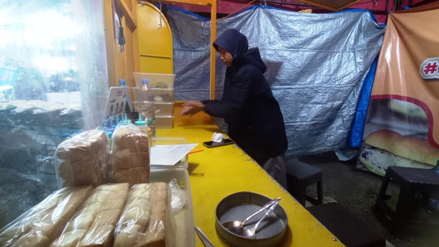 CAMILAN: Rasa hangat nan enak bisa ditemukan di Radar Mojokerto Fest 2023. Salah satunya di stan The Geeobaks yang menyediakan roti bakar dan roti kukus. (Indah Oceananda/JPRM)