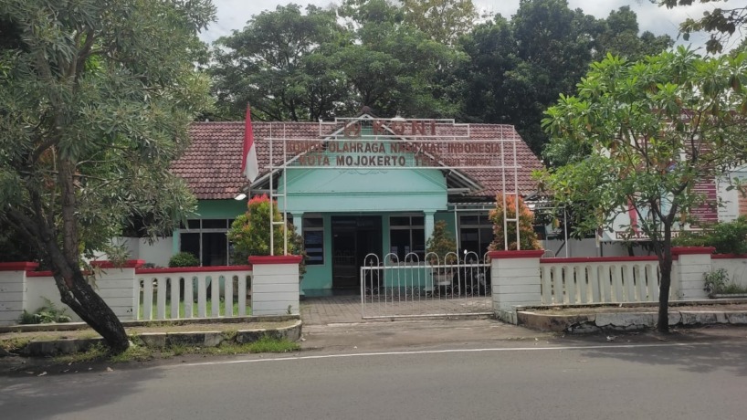 AKAN DIPINDAH: Kantor Koni Kota Mojokerto dikabarkan bakal dipindah menyusul menguatnya wacana peningkatan Stadion Gelora A Yani Kota Mojokerto belakangan ini. (Martda Vadetya/JPRM)