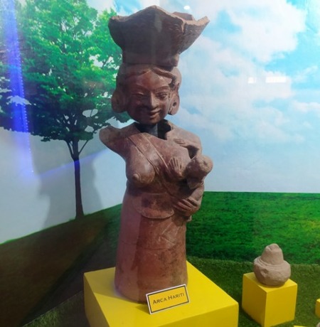 KUNO: Arca Hariti, koleksi Museum PIM BPK Wilayah XI Jatim, yang menggambarkan sosok makhluk mitologi Hindu-Buddha yang diyakini sebagai pelindung anak kala itu. (Martda Vadetya/JPRM)