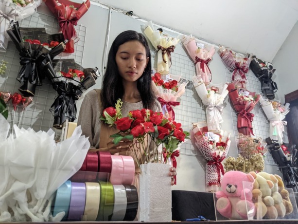 BANYAK PEMINAT: Restu Susetiyo Rini tengah merangkai hand bouquet di gallery miliknya, kemarin. (Martda Vadetya/JPRM)