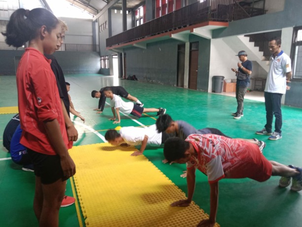 FOKUS: Sejumlah atlet kick boxing Kabupaten Mojokerto tengah melakoni tes fisik di GOR Mojosari, beberapa waktu lalu. (Martda Vadetya/JPRM)