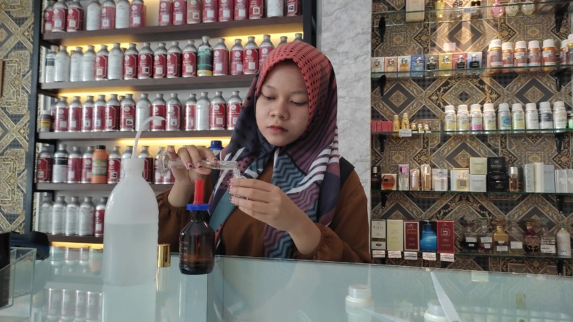 NGETREN: Sejumlah varian parfum beraroma fresh dan natural tengah digandrungi kaum hawa. (Martda Vadetya/JPRM)