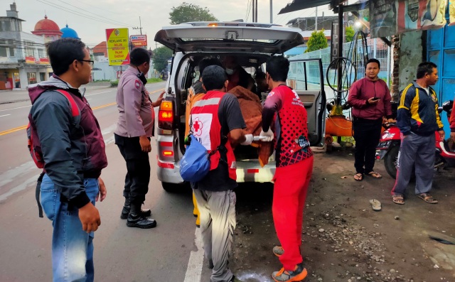 NAHAS: Petugas PMI Kabupaten Mojokerto tengah mengevakuasi jasad korban ke Puskesmas Gayaman untuk divisum, kemarin dini hari. (dok PMI Kabupaten Mojokerto for JPRM)