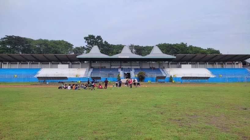 BAKAL DIROMBAK: Tim sepak bola Kabupaten Mojokerto menempati Stadion Gelora Gajah Mada Mojokerto untuk latihan jelang porprov. Perbaikan venue cabor hoki Porprov VIII Jatim itu bakal dilelang bulan depan. (Martda Vadetya/JPRM)