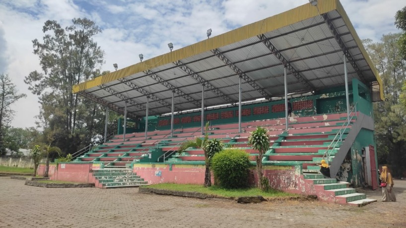 DITINGKATKAN: Pemkot Mojokerto bakal merombak Stadion Gelora A Yani Kota Mojokerto. Salah satu sasarannya yakni perluasan tribun dan pagar lapangan sisi barat. (Martda Vadetya/JPRM)