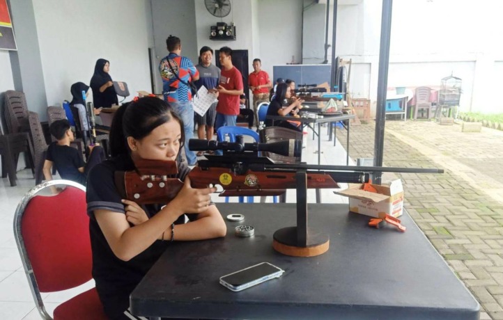 BIDIK SASARAN: Sejumlah atlet menembak Kabupaten Mojokerto tengah melakoni latihan jelang Porprov VIII Jatim di Lapangan Tembak Polres Mojokerto, Minggu (5/2). (Martda Vadetya/JPRM)