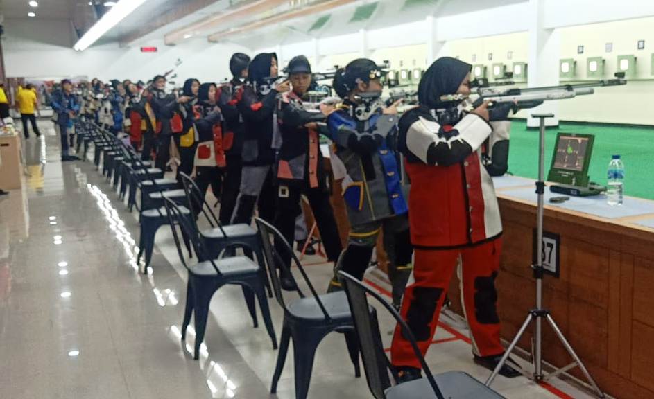 BIDIK SASARAN: Penembak Kabupaten Mojokerto menjalani latihan di kompleks lapangan tembak indoor Kodam V Brawijaya Surabaya, beberapa waktu lalu. (Pengkab Perbakin Mojokerto for JPRM)