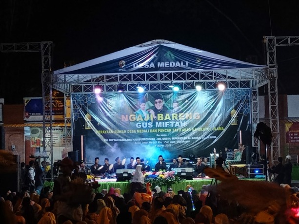 RAMAI: Jamaah memadati lokasi pengajian di depan Balai Desa Medali, Kecamatan Sooko, Kabupaten Mojokerto, tadi malam. (Yulianto Adi Nugroho/JPRM)