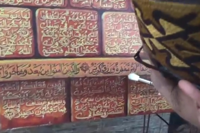 Proses pembuatan lukisan ayat suci Al Quran di Pesantren La Raiba Hanifida, Kabupaten Jombang, Jawa Timur. Di pesantren ini akan membuat museum dengan konsep lukisan ayat suci Al Quran, mengajak masyarakat bisa membaca sekaligus memahami makna dari surat-