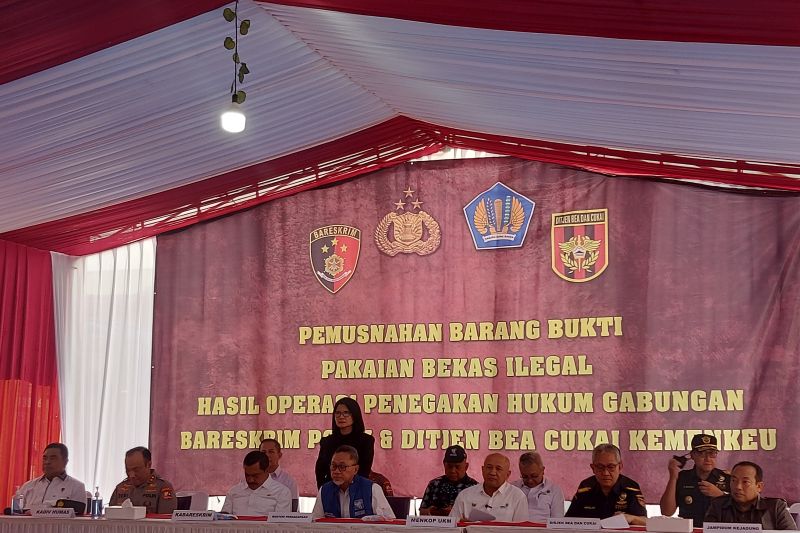 Ki-ka: Dirtipideksus Bareskrim Polri Brigjen Pol. Whisnu Hermawan, Kadiv Humas Polri Irjen Pol. Dedi Prasetyo, Kabareskrim Komjen Pol. Agus Andrianto, Mendag Zulkifli Hasan, Menkop UMKM Teten Masduki, perwakilan Ditjen Bea Cukai dan Kejaksaan Agung member