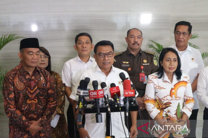 Kepala Staf Kepresidenan RI, Moeldoko (tengah depan), memberikan keterangan pers di Gedung Bina Graha, Jakarta, Kamis (30/3/2023). (ANTARA/Rangga Pandu Asmara Jingga)
