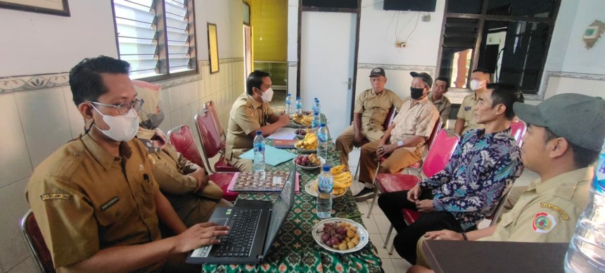BERI KEMUDAHAN: Konsultan Klinik Lakon Penggoda dari DPMD Kabupaten Mojokerto yang memberikan konsultasi dan pendampingan.
