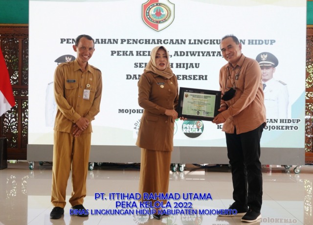 APRESIASI: Bupati Ikfina Fahmawati didampingi Kepala DLH Kabupaten Mojokerto Zaqqi menyerahkan Penghargaan Lingkungan Hidup Peka Kelola tahun 2022 kepada salah satu perusahaan. (Rizal Amrulloh/JPRM)