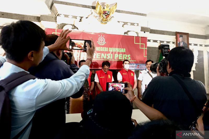Sejumlah wartawan mengambil foto dan video tersangka kepemilikan KTP oleh WNA saat mereka dihadirkan oleh Kejaksaan Negeri Denpasar di kantornya, Denpasar, Bali, Rabu (15/3/2023). ANTARA/Genta Tenri Mawangi