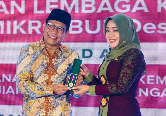 PRESTASI: Menteri Desa PDTT Abdul Halim Iskandar memberi penghargaan berupa Lencana Bakti Desa Pertama kepada Bupati Mojokerto Ikfina Fahmawati, di KRI Makasar-590 Koarmada II, Surabaya, (27/10) 2022.
