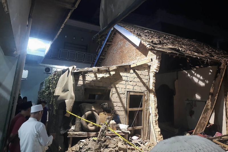 Kondisi rumah yang rusak akibat ledakan yang diduga berasal dari bahan baku petasan di Dusun Pulosari, Desa Sukosari, Kecamatan Kasembon, Kabupaten Malang, Jawa Timur, Sabtu (11/3/2023). (ANTARA/HO-Warga Dusun Pulosari)