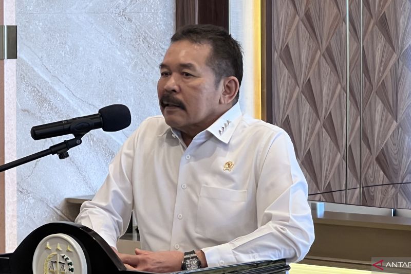 Jaksa Agung Republik Indonesia Sanitiar Burhanuddin menyampaikan keterangan kepada wartawan di Kejaksaan Agung, Jakarta Selatan, Senin (6/3/2023). ANTARA/Putu Indah Savitri