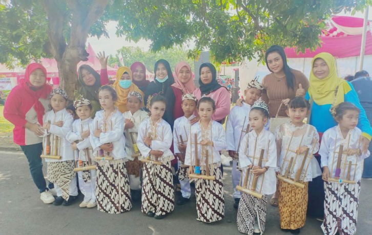 JADI IKON: Anak didik TK Dharma Wanita menampilkan permainan musik angkung di salah satu event kegiatan. (Rizal Amrulloh/JPRM)