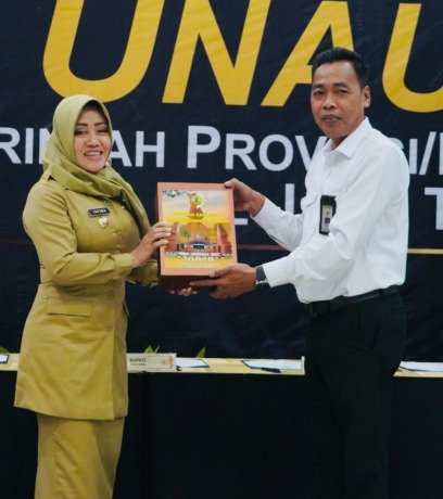TERTIB: Bupati Mojokerto Ikfina Fahmawati menyerahkan LKPD Unaudited 2022 ke Kepala BPK Jawa Timur Karyadi, di kantor BPK Jawa Timur, Senin, (27/3) siang. (dok Kominfo Kabupaten Mojokerto for JPRM)
