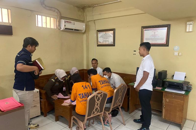 Dua dari tiga tersangka kasus video porno