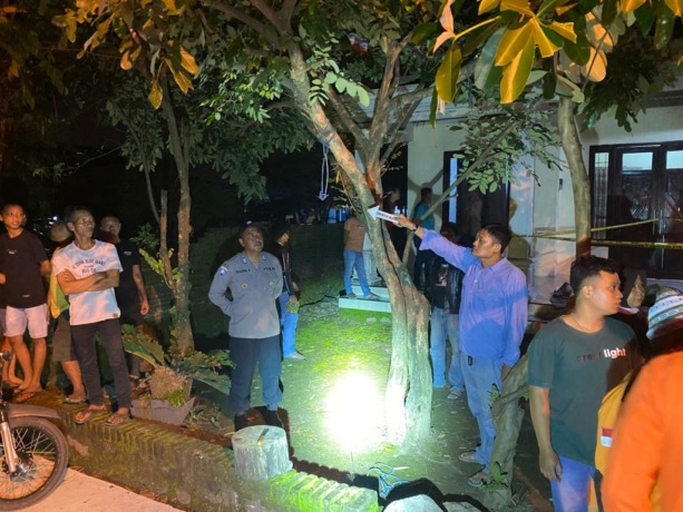 OLAH TKP: Polisi melakukan olah TKP korban gantung diri di Dusun Sugihwaras, Desa Sampangagung, Kecamatan Kutorejo, Kabupaten Mojokerto, tewas gantung diri, Senin (6/3) malam. (Dok Polres Mojokerto for JPRM)