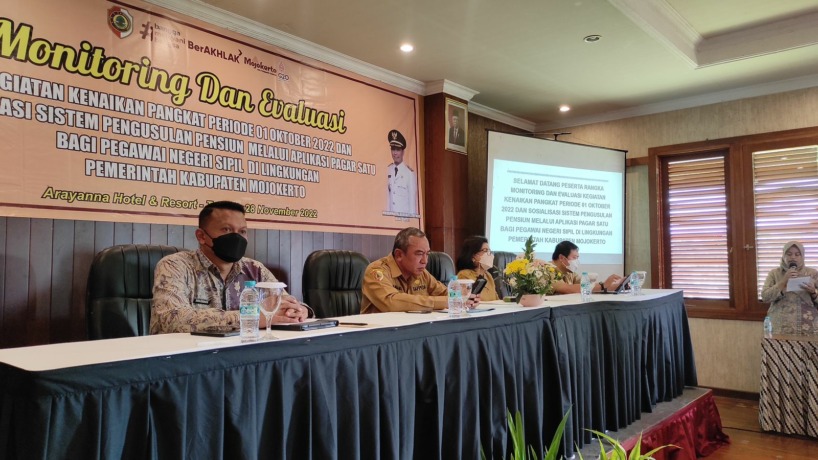 PRAKTIS: Plt Kepala BKPSDM Bambang Eko Wahyudi (dua dari kiri) saat melakukan monitoring dan evaluasi sistem pengusulan pensiun melalui aplikasi PAGAR SATU.