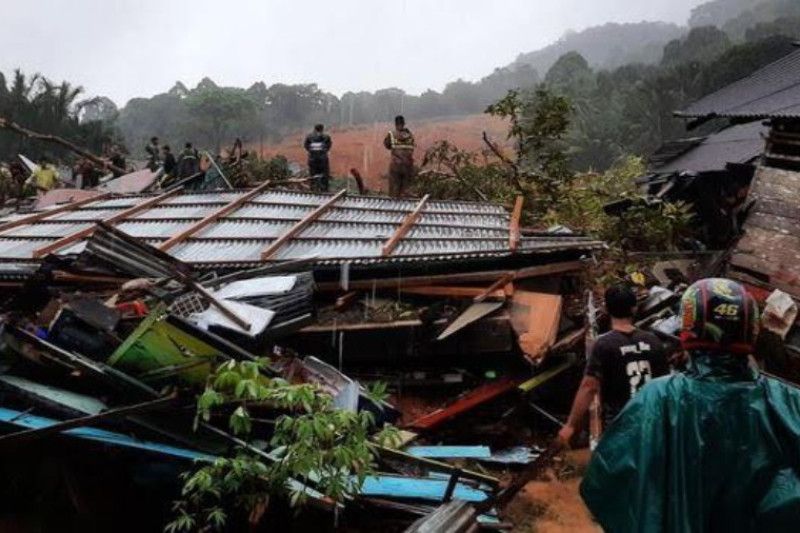Sejumlah warga menyaksikan wilayah bukaan baru di Pulau Serasan, Natuna, Kepulauan Riau, Jumat (10/3/2023). (ANTARA/HO-Kodam I/BB)