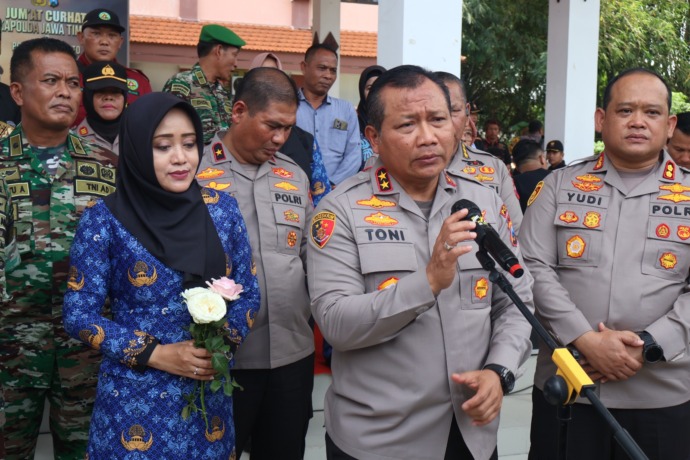TAMPUNG ASPIRASI: Kapolda Jatim Irjen Toni Harmanto didampingi Bupati Mojokerto Ikfina Fahmawati dan Kapolres Mojokerto AKBP Wahyudi usai kegiatan Jumat Curhat di Pendopo Kecamatan Puri, kemarin. (Kominfo Kabupaten Mojokerto for JPRM)