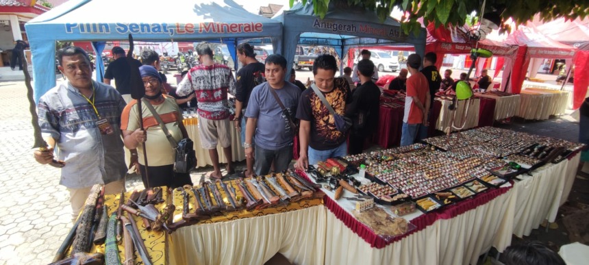 UNIK: Pameran akik dan batu yang digelar di Kelenteng Hok Siang Kiong Kota Mojokerto, tadi pagi. (Arief Hikmawan/JPRM)