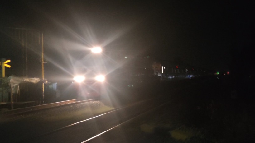 BERBAHAYA: Kereta Api (KA) melintas di perlintasan KA tanpa palang pintu Kelurahan Blooto, Kecamatan Prajurit Kulon,  (22/3) malam. (Moch Chariris/JPRM)