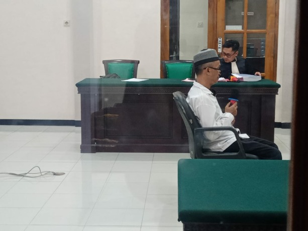 DIADILI: Terdakwa Acim Dartasim saat menjalani persidangan di PN Mojokerto, beberapa waktu lalu. (dok JPRM)