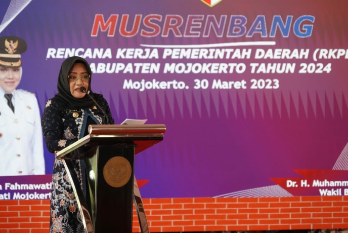 UNTUK PEMBANGUNAN: Bupati Ikfina Fahmawati saat membuka Musrenbang RKPD 2024 di Pendapa Graha Maja Tama, Pemkab Mojokerto, Kamis (30/3). (Rizal Amrulloh/JPRM)