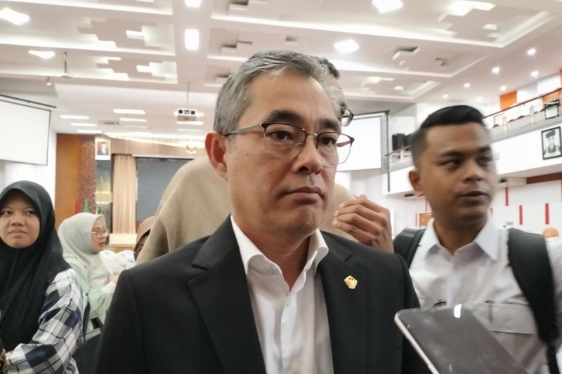 Anggota VII BPK RI Hendra Susanto memberikan keterangan pers di Padang, Selasa (21/3/2023). ANTARA/Muhammad Zulfikar.