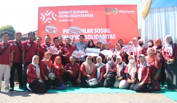KESETIAKAWANAN SOSIAL: Bupati Ikfina Fahmawati didampingi Kepala Dinsos Kabupaten Mojokerto Try Raharjo Murdianto saat peringatan HKSN 2022.