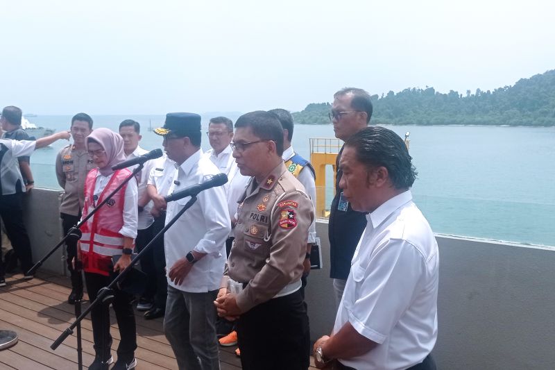 Direktur Keselamatan dan Keamanan Korlantas Polri Brigjen Ery Nursatari (tengah), Pj Gubernur Banten Al Muktabar (kiri) dan Menhub Budi Sumadi (Kanan). ANTARA/Mansur Suryana