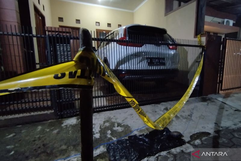 Rumah mantan Ketua KY Jaja Ahmad Jayus dipasang garis polisi di kompleks Griya Bandung Asri Kabupaten Bandung, Jawa Barat, Selasa (28/3/2023). ANTARA/Bagus Ahmad Rizaldi