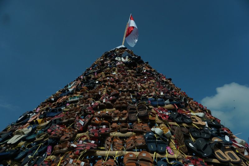 Gunungan sandal pada kegiatan ruwat desa di Mojokerto. ANTARA/HO Pemkot Mojokerto
