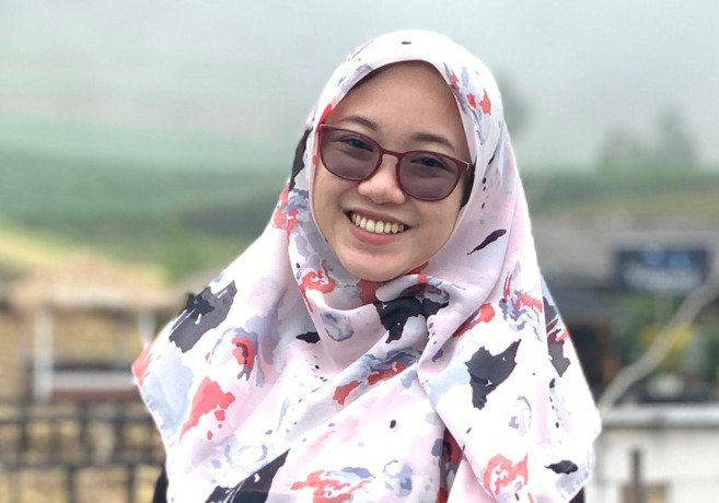 HINDARI UV: Robiah Adawiyah mengenakan kacamata photocromic guna mengurangi paparan sinar ultraviolet yang tinggi saat siang hari. (dok Robiah for JPRM)