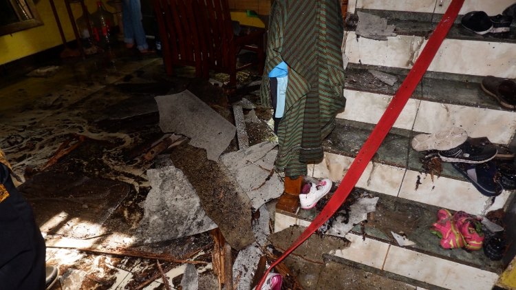 PORAK-PORANDA: Sisa kebakaran yang meruntuhkan plafon lantai 2 rumah di Lingkungan Kemasan, Kelurahan Blooto, Kecamatan Prajurit Kulon, Kamis (9/3) pagi. (Diky for JPRM)