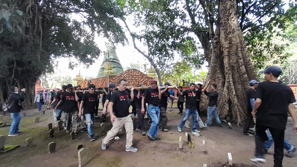 GUYUB: Warga Lingkungan Kemasan, Kelurahan Blooto, Kecamatan Prajurit Kulon mengarak Tumpeng Ageng menuju makam Mbah Jimat dalam tradisi nyadran, Kamis (9/3) pagi. (Gilang Rahmadhani for JPRM)
