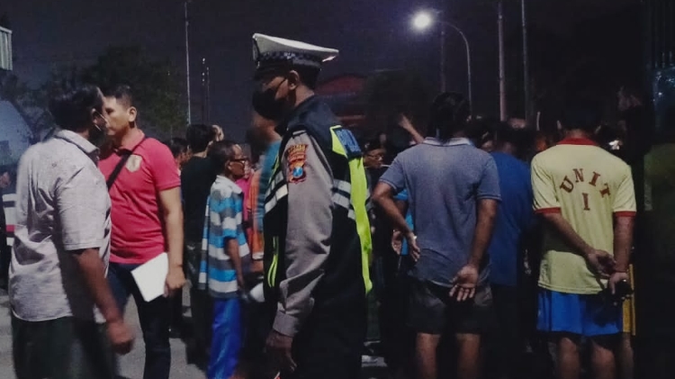 GEGER: Warga Desa Sukoanyar tengah mengerubungi jenazah Juri yang ditemukan dalam kondisi meninggal di sawah miliknya, Selasa (28/3) malam. (Yulianto Adi Nugroho/JPRM)