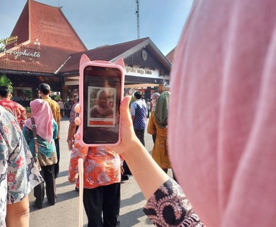 BERBASIS TEKNOLOGI: ASN di lingkungan Pemerintah Kabupaten Mojokerto saat melakukan presensi  dengan aplikasi Prasasti.