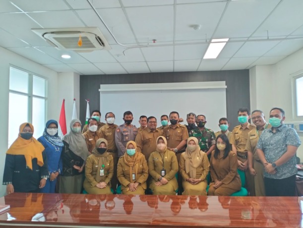 SINERGI: Direktur RSUD RA Basoeni dr Rasyid Salim SpKJ (K)  foto bersama dengan para undangan.