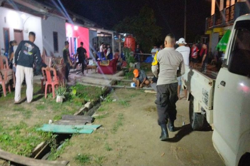 Rumah duka korban tersambar petir di Kabupaten Konawe Selatan, Minggu malam (5/3/2023) (ANTARA/Harianto)