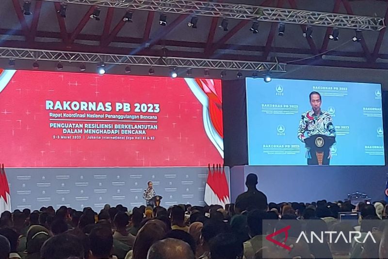 Presiden Joko Widodo memberikan sambutan dalam Pembukaan Rakornas Penanggulangan Bencana, di Jakarta, Kamis (2/3/2023). ANTARA/Mentari Dwi Gayati.