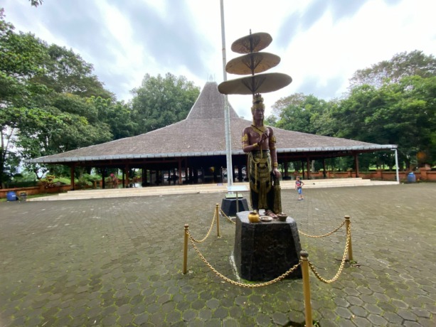 MEGAH: Halaman depan Pendapa Agung Majapahit di Desa/Kecamatan Trowulan, Kabupaten Mojokerto tampak megah di bagian depan terdapat patung Raden Wijaya, pendiri kerajaan Majapahit. (Fendy Hermansyah/JPRM)