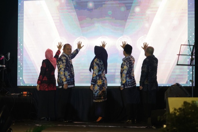 INOVATIF: Dari kiri, Kepala Bapenda Kabupaten Mojokerto Mardiasih, Sekdakab Teguh Gunarko, Bupati Ikfina Fahmawati, Wabup M. Albarraa, dan Asisten Administrasi Umum Setdakab Siswandi saat me-launching SiPanjol Mobile dan GIS-El 2.0 dalam Pajak Daerah Awar