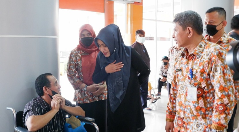 RAMAH: Bupati Mojokerto Ikfina Fahmawati didampingi Direktur RSUD Prof dr Soekandar dr Djalu Naskutub menyapa salah satu pasien saat meninjau pelayanan kesehatan di rumah sakit.