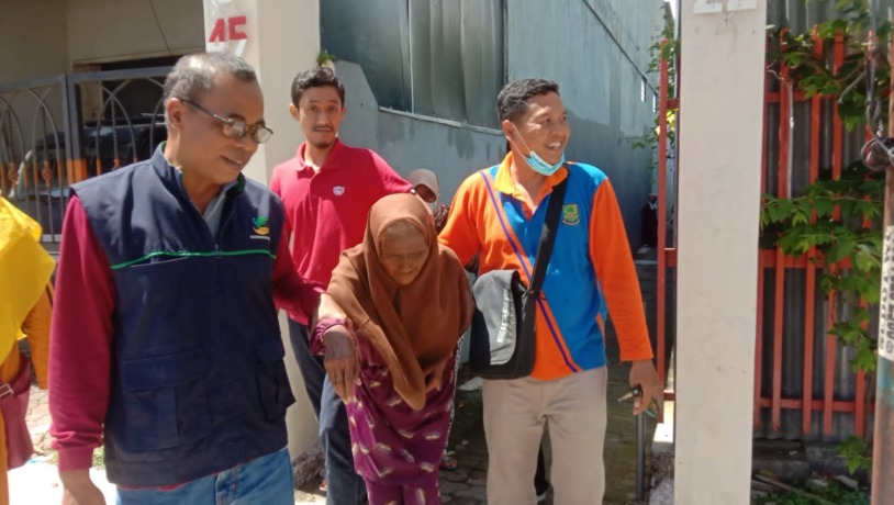 DEDIKASI: Kusnadi saat mengevakuasi PPKS di wilayah Kota Mojokerto. (Yulianto Adi Nugroho/JPRM)