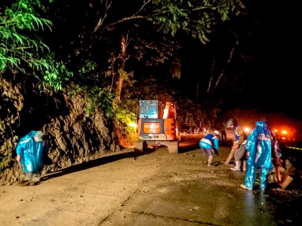 BERBAHAYA: Petugas DPUPR dan BPBD Kabupaten Mojokerto melakukan penanganan longsor di Jalan Pacet-Trawas, Sabtu (4/3) malam. (Yulianto Adi Nugroho/JPRM)